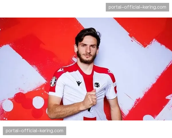 争议瞬间：弗洛伦索对克瓦拉茨赫利亚战术犯规，主裁观看VAR后维持黄牌