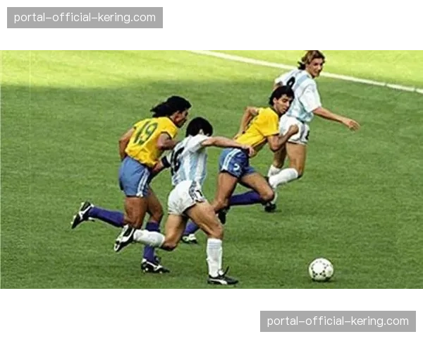 “通讯：门将助攻！回顾巴列卡诺门将开大脚助攻击败塞维利亚的‘意外’定位球”