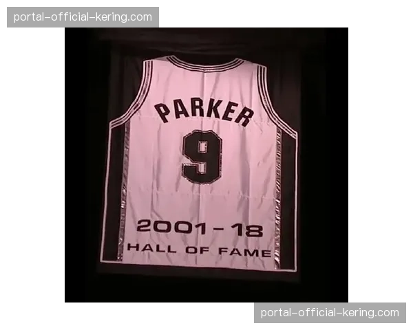 中场花絮：马刺队为退役名宿托尼·帕克举行21号球衣纪念仪式